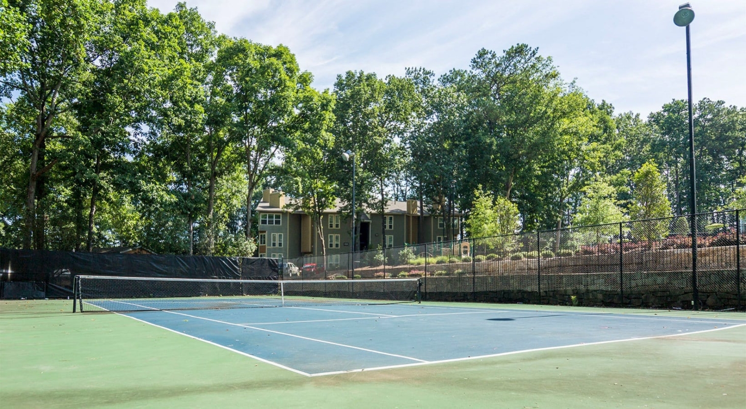 Tennis court at the overlook sandy springs apartments