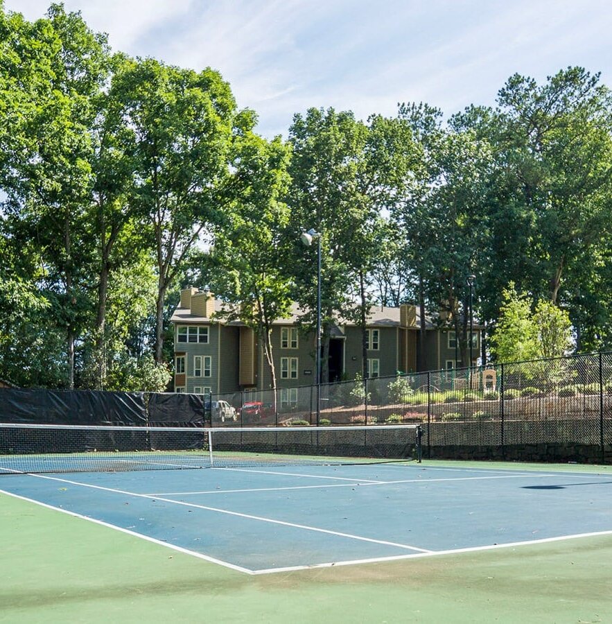 Tennis court at the overlook sandy springs apartments
